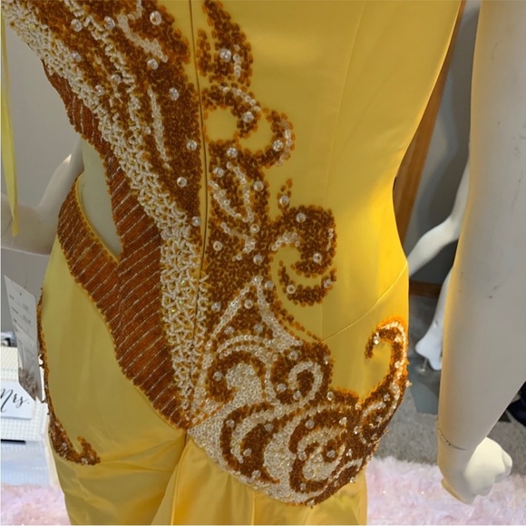 Couture NG Fashion,STUNNING!|
Yellow/Gold Sequins,Excellent Condition ,Size 6 - Picture 11 of 15